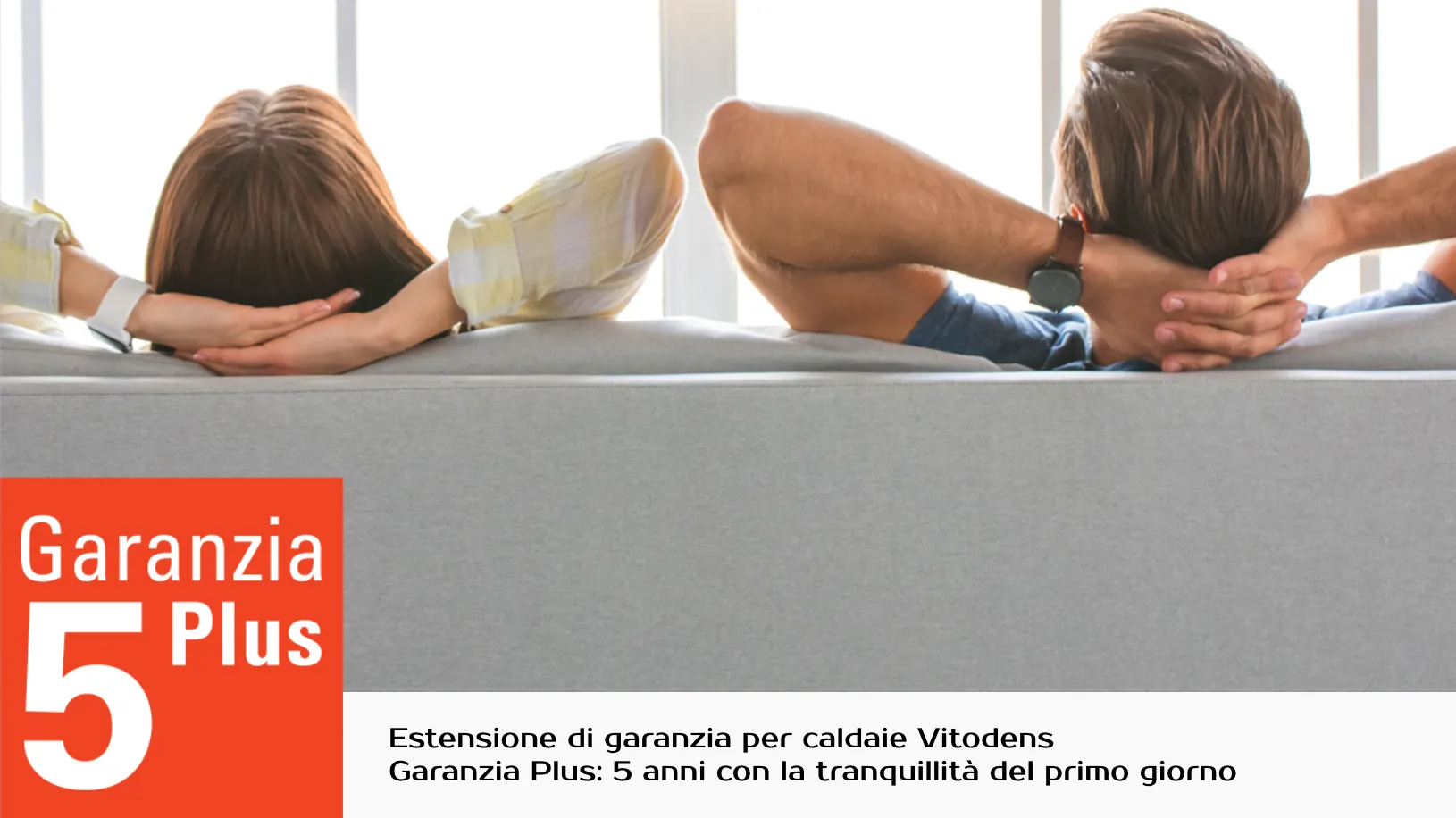 Garanzia Plus di 5 anni per caldaie Vitodens: coppia rilassata sul divano simbolo di tranquillità.