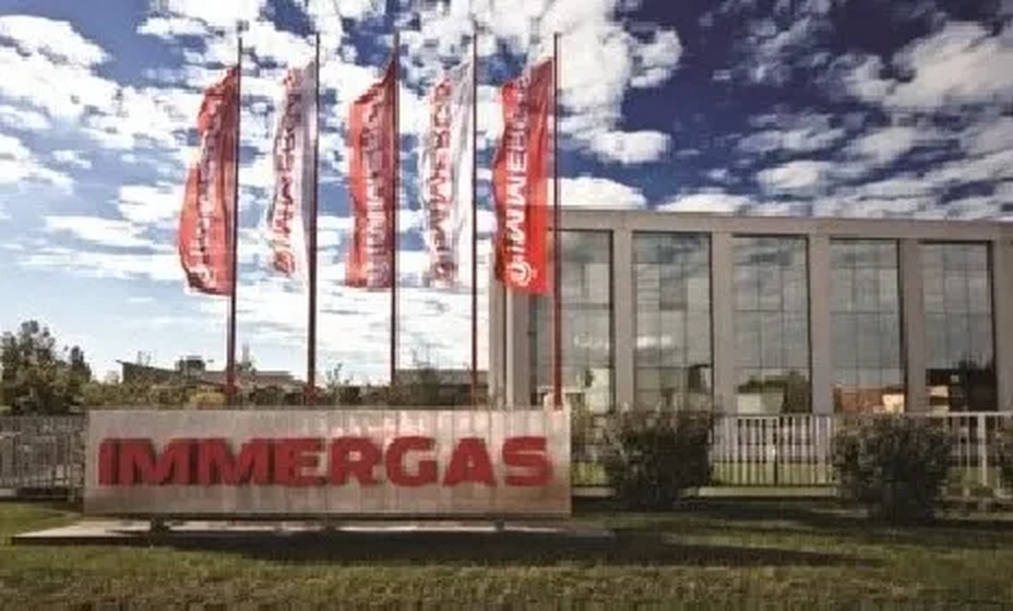 Sede Immergas con bandiere aziendali rosse all'esterno dell'edificio