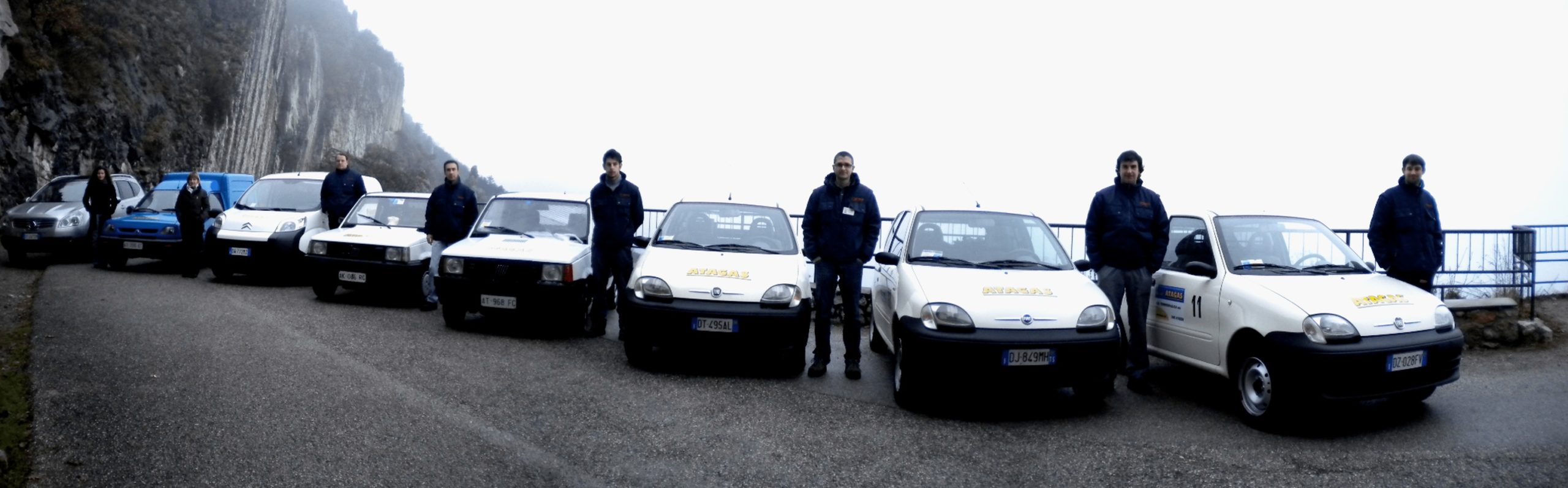 Squadra di tecnici Atagas con veicoli aziendali allineati su strada panoramica